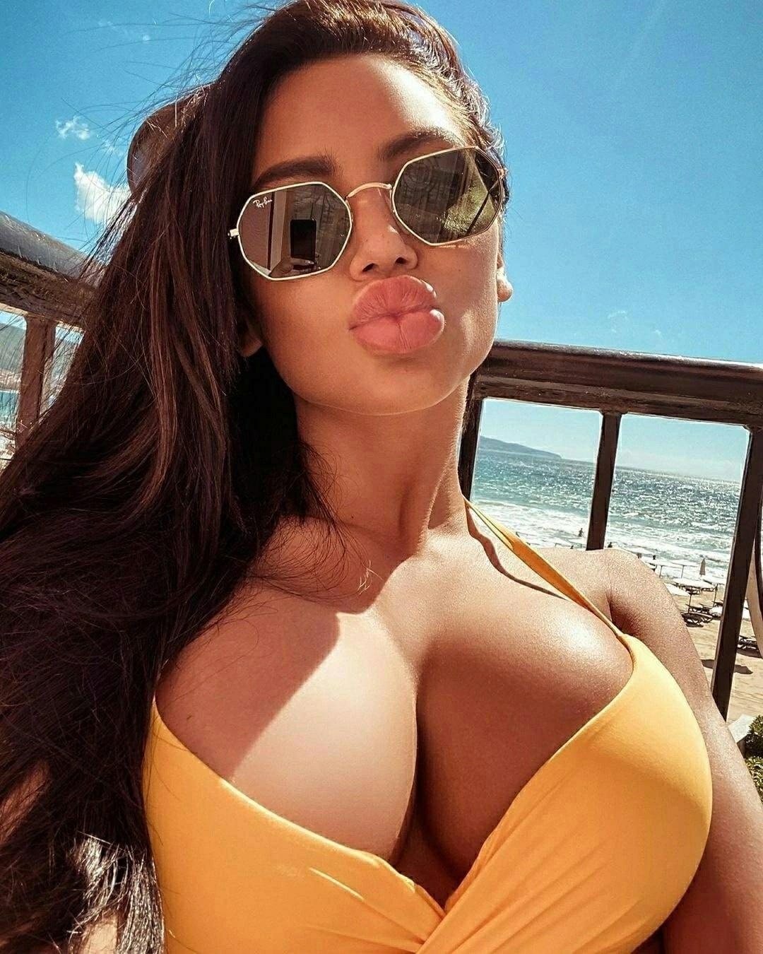 А тут девушка сделала знаменитый снимок "Губы уточкой".