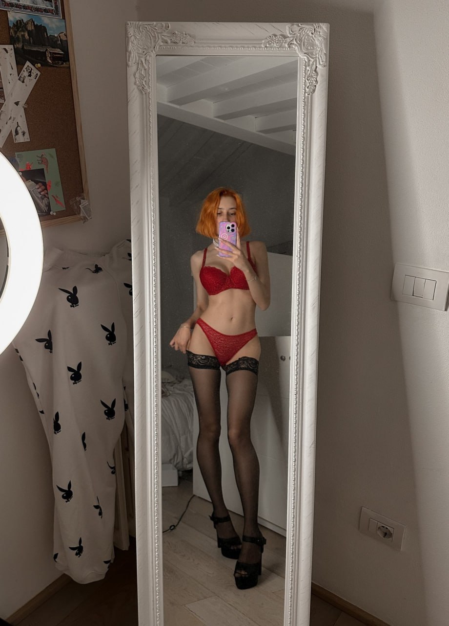 Рыжая Лола bilberry varenik делает селфи в красном ажурном нижнем белье и чёрных чулках.