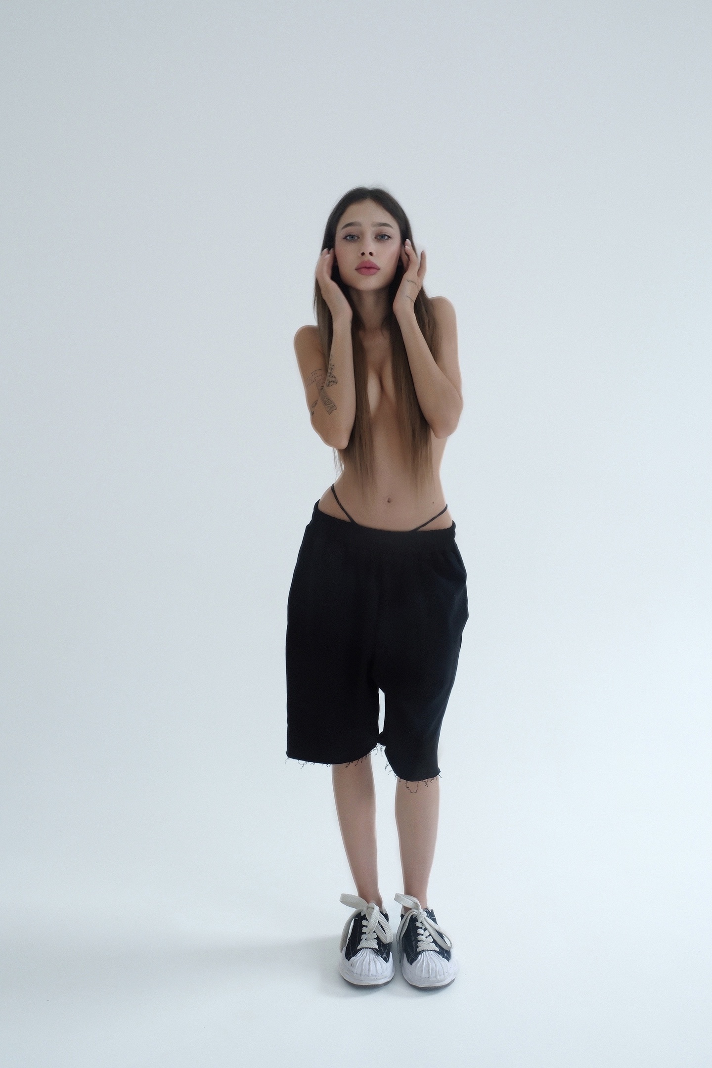 Кадры с фотосессии для глянца с tatisize в полуобнажённом виде или как это называют, стиле "НЮ".