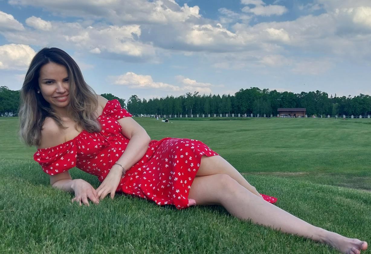 Леся Маняка на фото в платье. Леся Маняка на фото в платье.