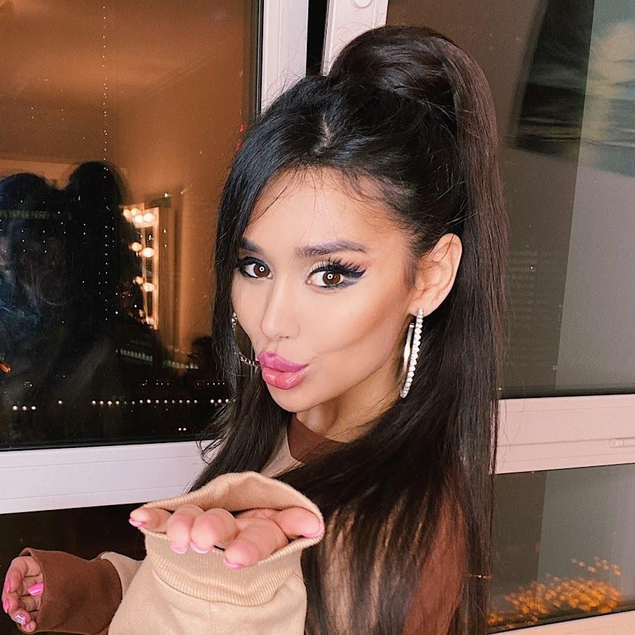 Фарида Ширинова обрела популярность в основном благодаря съемкам коротких платьях. Фарида Ширинова обрела популярность в основном благодаря съемкам коротких платьях.