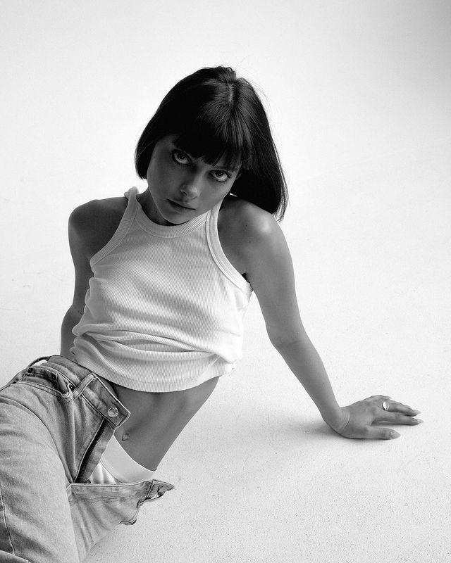 Чёрно-белая фотка Галич в белой майке с расстёгнутыми джинсами. Чёрно-белая фотка Галич в белой майке с расстёгнутыми джинсами.