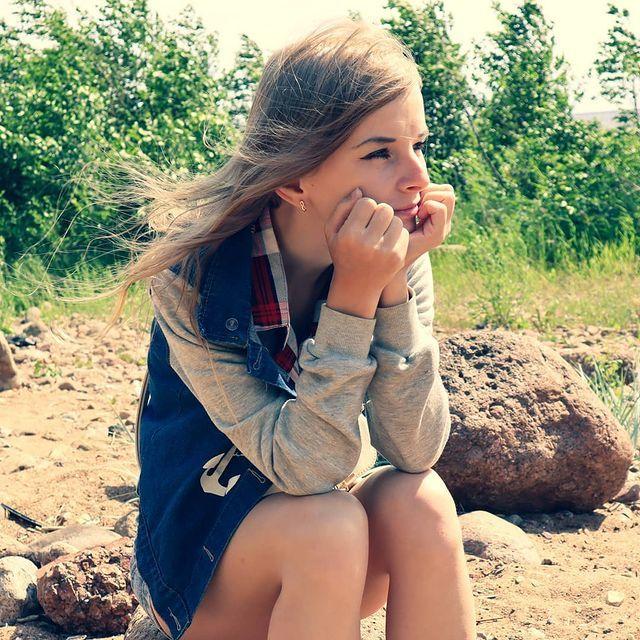 Летнее фото sxyter в рубашке и джинсовых коротких шортах. Летнее фото sxyter в рубашке и джинсовых коротких шортах.