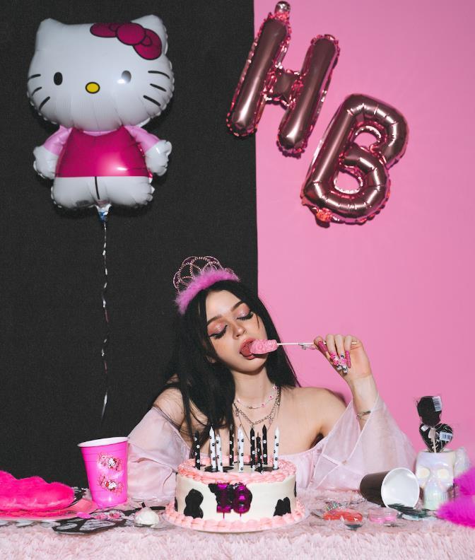Милое фото Ника Невада празднует день рождения в чёрно розовых тонах и стиле момми китти. Милое фото Ника Невада празднует день рождения в чёрно розовых тонах и стиле момми китти.