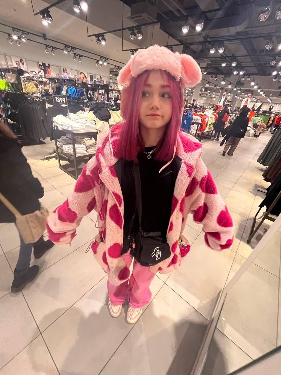 Фото antottka в смешном костюме в магазине. Фото antottka в смешном костюме в магазине.