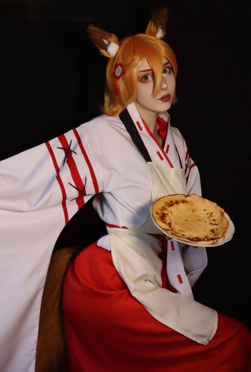 Селфи в аниме стиле лисички с блином. Селфи в аниме стиле лисички с блином.