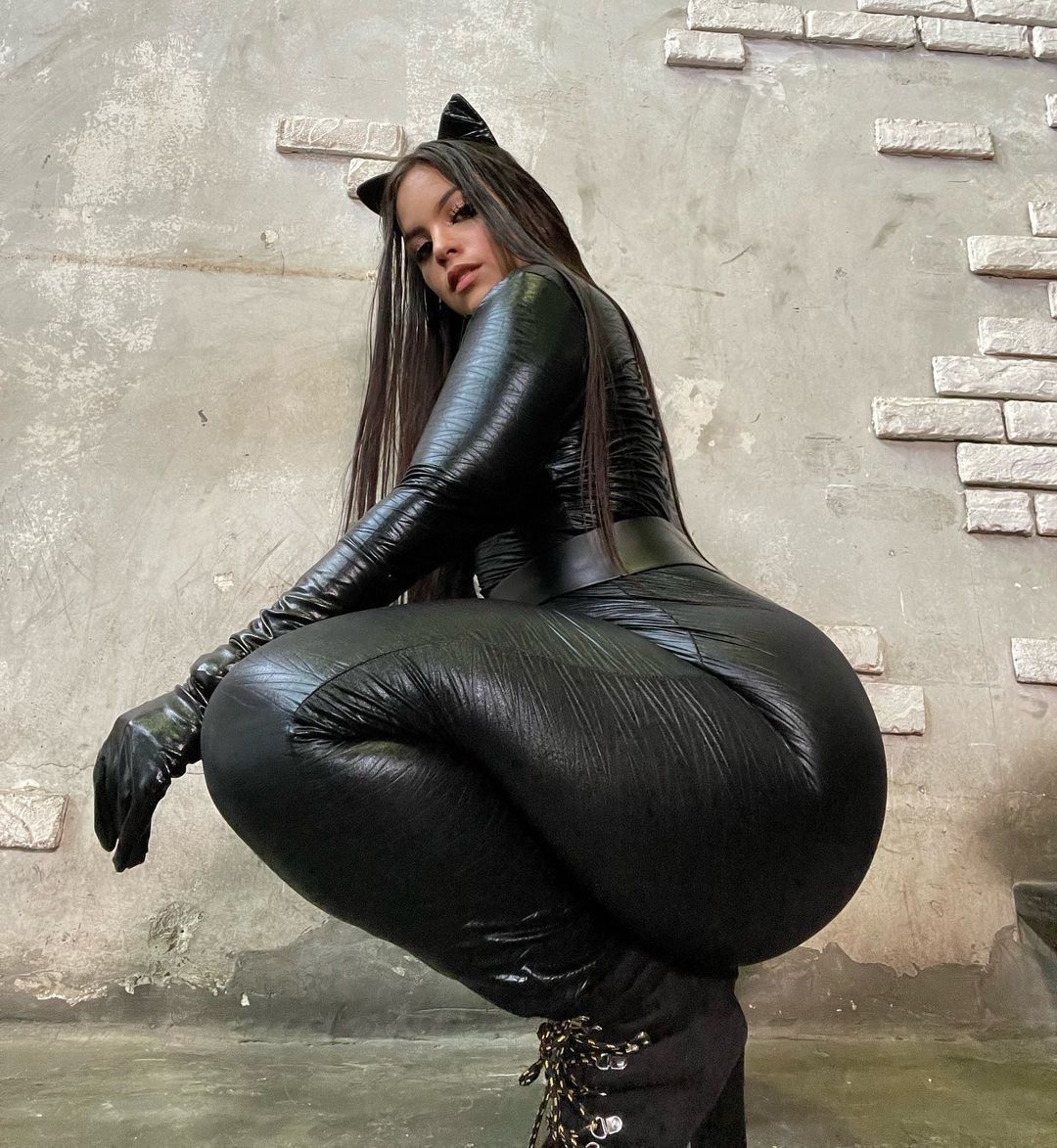 Косплей снимок Грейси Бон в латексном чёрно костюме женщины кошки.