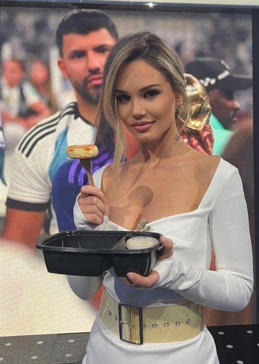 Роковая блондинка похоже не прочь отведать оладушков.