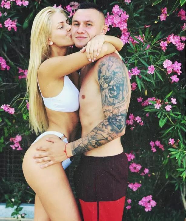 Влюблённая, целующаяся пара, на старых кадрах - Александр и Анна Зубковы. Влюблённая, целующаяся пара, на старых кадрах - Александр и Анна Зубковы.