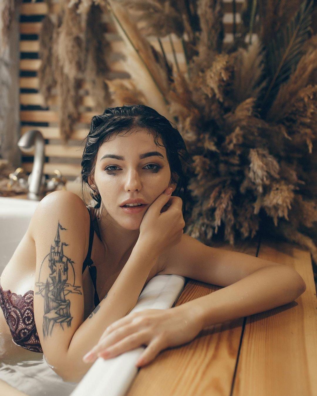 В сети не очень большое количество общедоступных фотографий с девушкой, но к счастью для каждого у неё есть Onlyfans аккаунт.