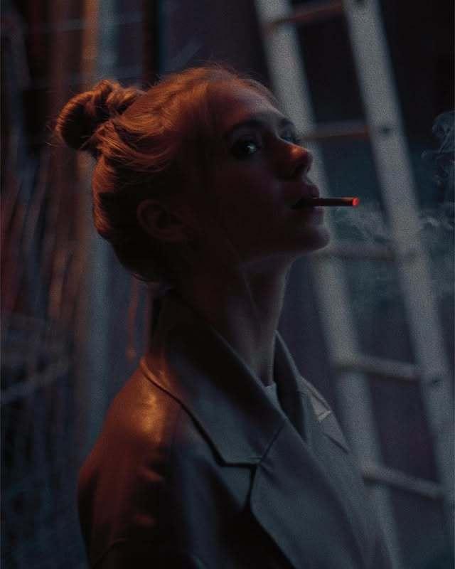 Крутая фотка как курит наша Катя. Крутая фотка как курит наша Катя.