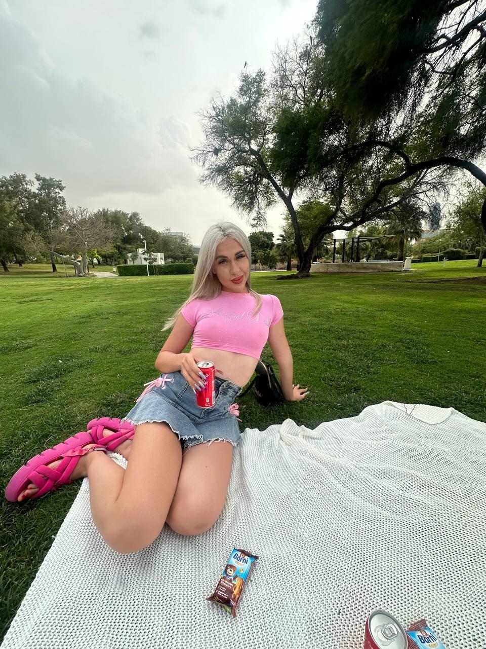 А тут на героиня на летнем пикничке. А тут на героиня на летнем пикничке.