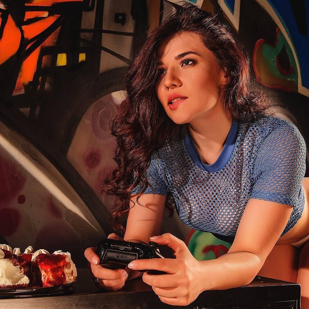 Даша Островская на фото в купальнике. 