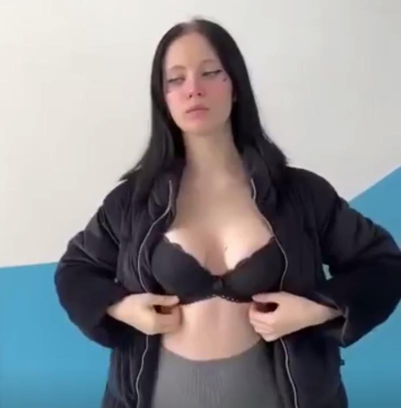 Громкий слив Дошик в подъезде в одном лифчике. Громкий слив Дошик в подъезде в одном лифчике.