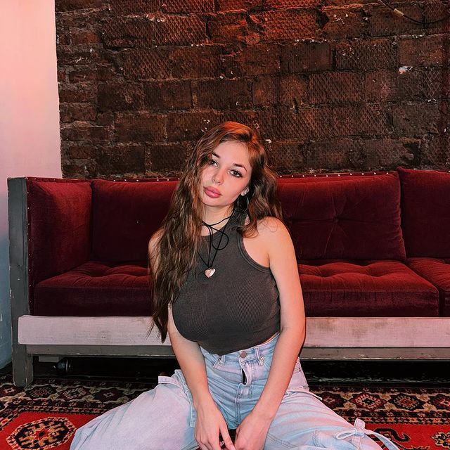 Милая девочка Yaaadashulya. Милая девочка Yaaadashulya.