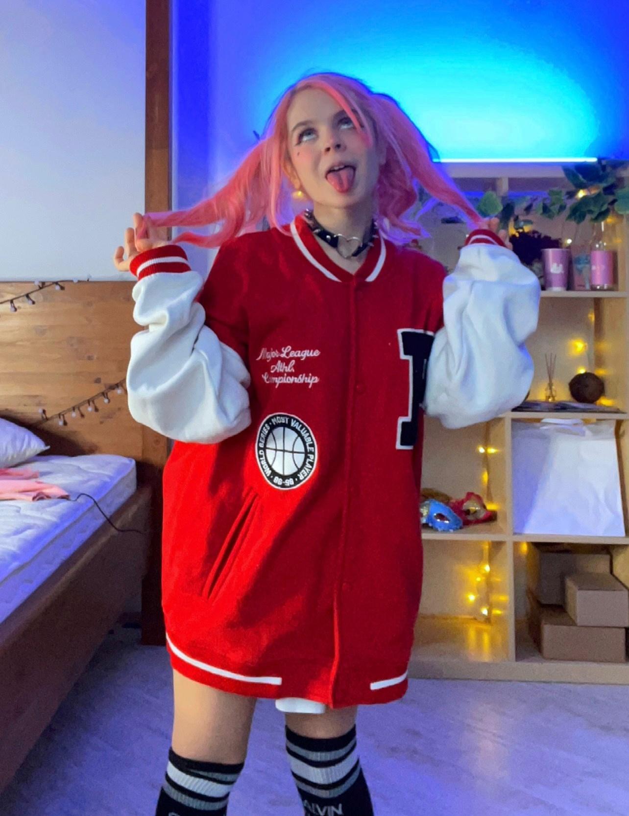 Смешная Эми показывает язык. Смешная Эми показывает язык.