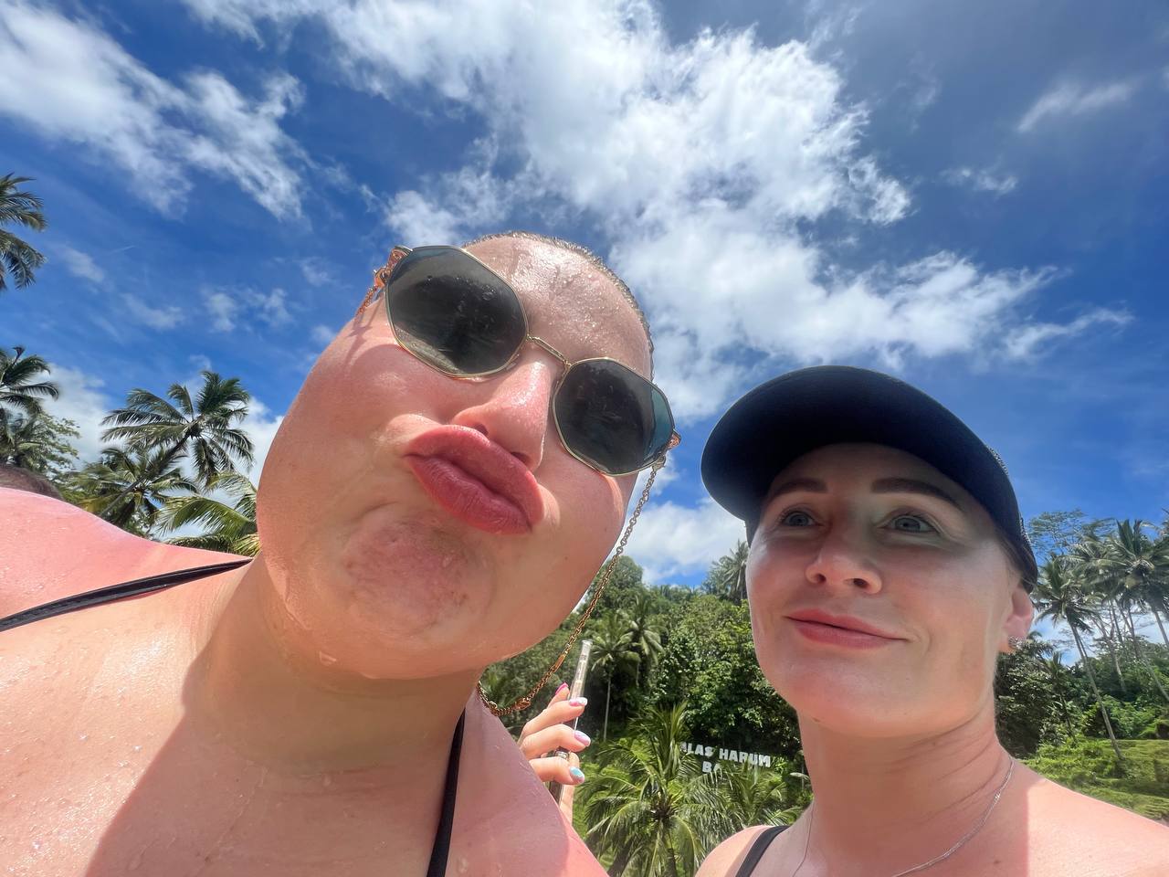 Смешные селфи в стиле губы уточке с отдыха с подругой. Смешные селфи в стиле губы уточке с отдыха с подругой.