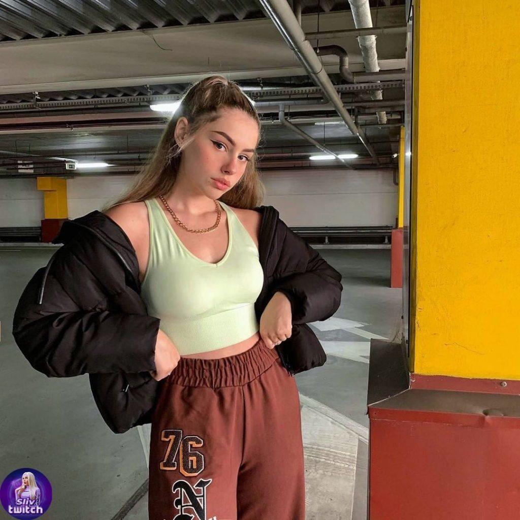 С тех пор она регулярно проводит трансляции и не забрасывает их. С тех пор она регулярно проводит трансляции и не забрасывает их.