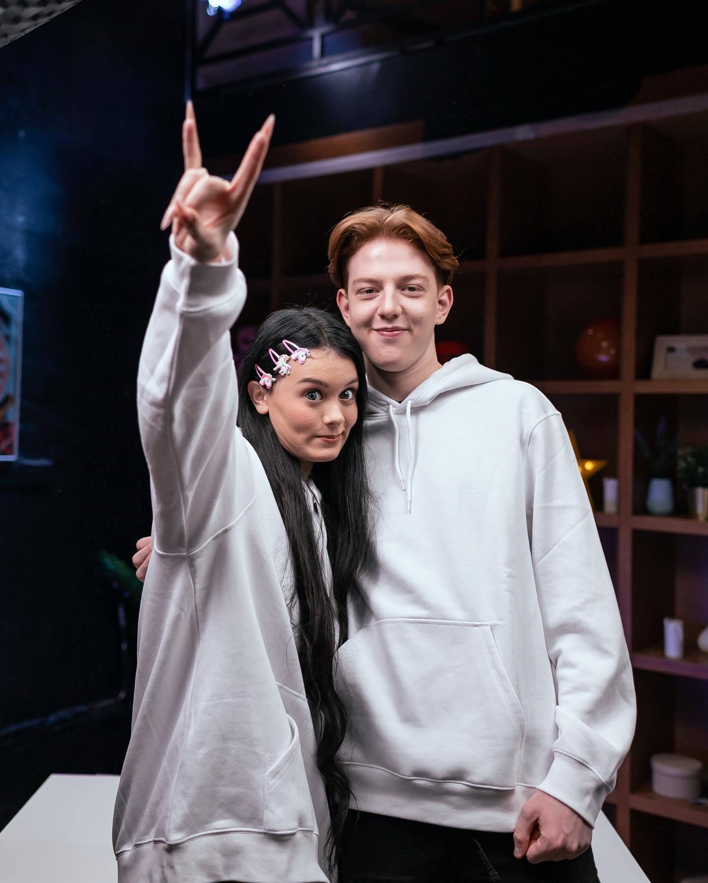 Пара, обессиленная и изнуренная, упрощает свои отношения до минимума. Пара, обессиленная и изнуренная, упрощает свои отношения до минимума.