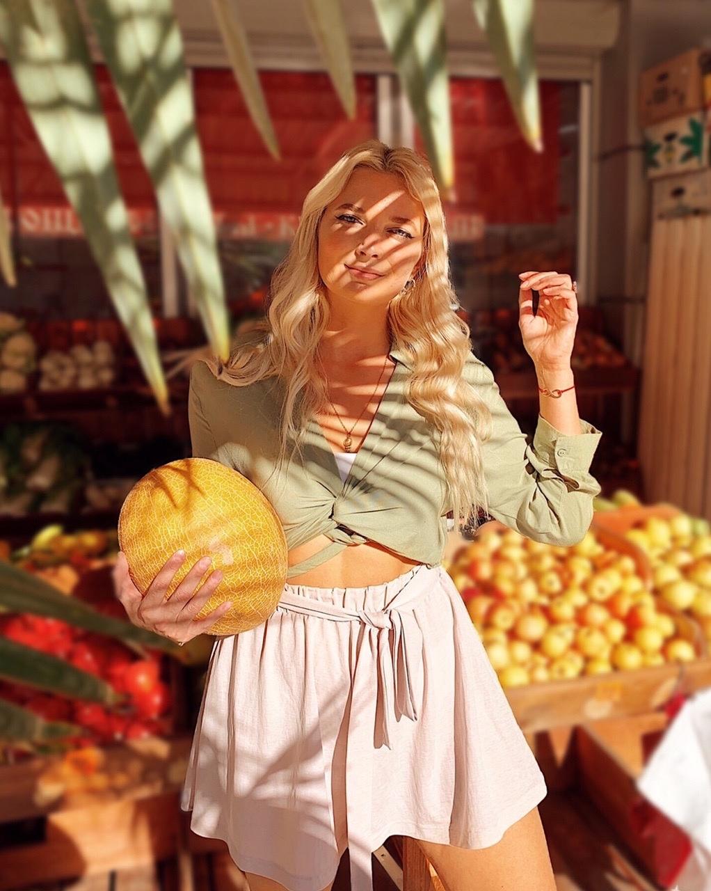 Милые снимки с дынькой в руках. Милые снимки с дынькой в руках.