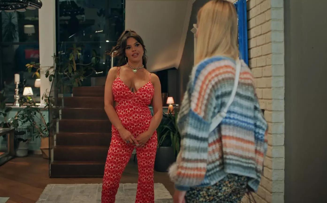 Снимок в красном домашнем костюме.