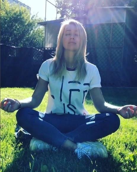 А тут наша героиня решила помедитировать и словила Дзен.