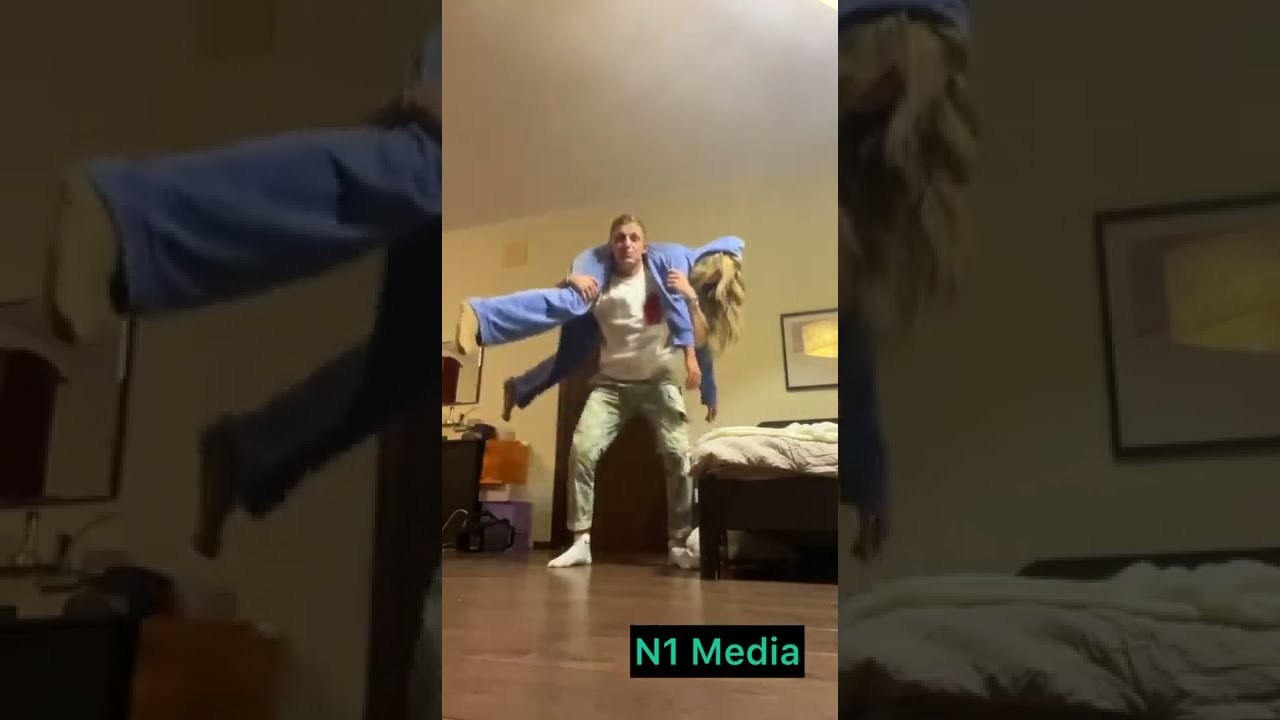 В сети вновь начали гулять слухи, что парочка звездных блогеров Саши Стоуна и Карнавал... В сети вновь начали гулять слухи, что парочка звездных блогеров Саши Стоуна и Карнавал...