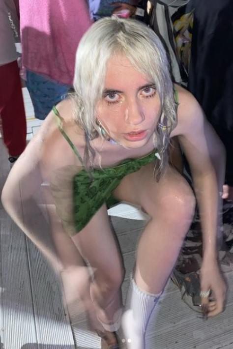 Стоит отметить, что после школы девушка поступила в колледж.