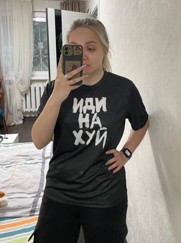 А на этом селфи она без макияжа и ретуши в провокационной футболке.