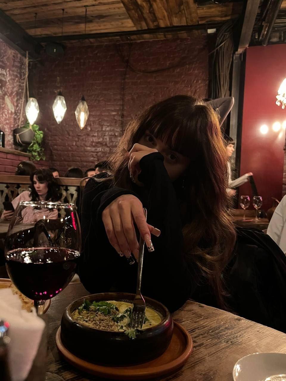 Baby Cute решила похавать в кафешке. Baby Cute решила похавать в кафешке.