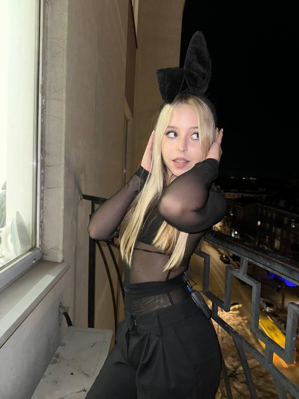 Соблазнительные снимки Авдеевой в чёрной одежде. Соблазнительные снимки Авдеевой в чёрной одежде.