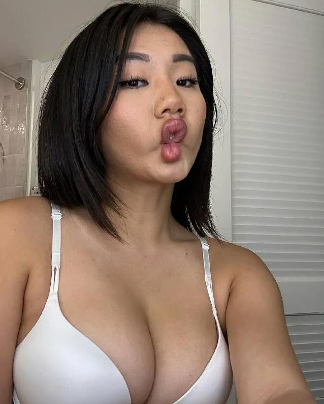 Откровенные селфи в нижнем белье и позе губы уточкой. Откровенные селфи в нижнем белье и позе губы уточкой.