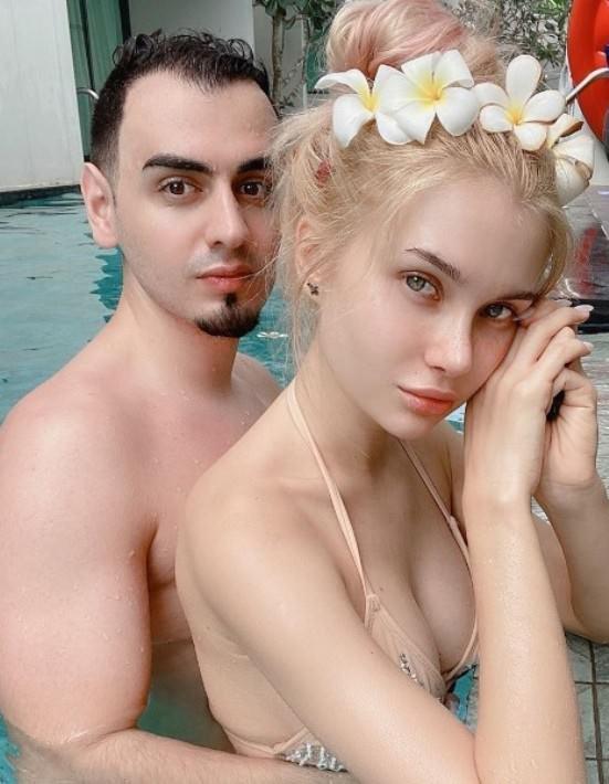 Откровенный кадр из бассейна Давид обнимает Лиссу , которая в купальнике. Откровенный кадр из бассейна Давид обнимает Лиссу , которая в купальнике.