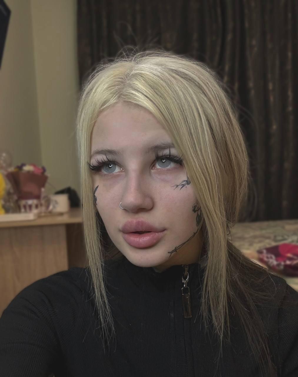 Фото с татуировками на лице у Банни. Фото с татуировками на лице у Банни.