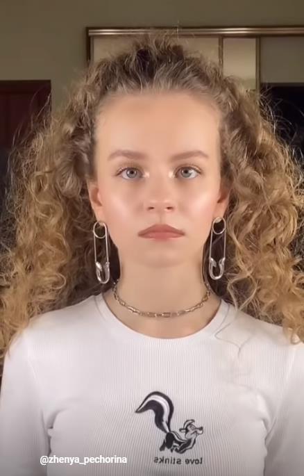 Строгий взгляд Жени Печориной.