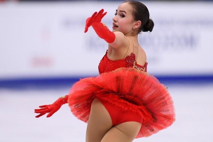 Ещё один горячий и смешной кадр с выступления Загитовой на льду в красной юбке и трусах. Ещё один горячий и смешной кадр с выступления Загитовой на льду в красной юбке и трусах.