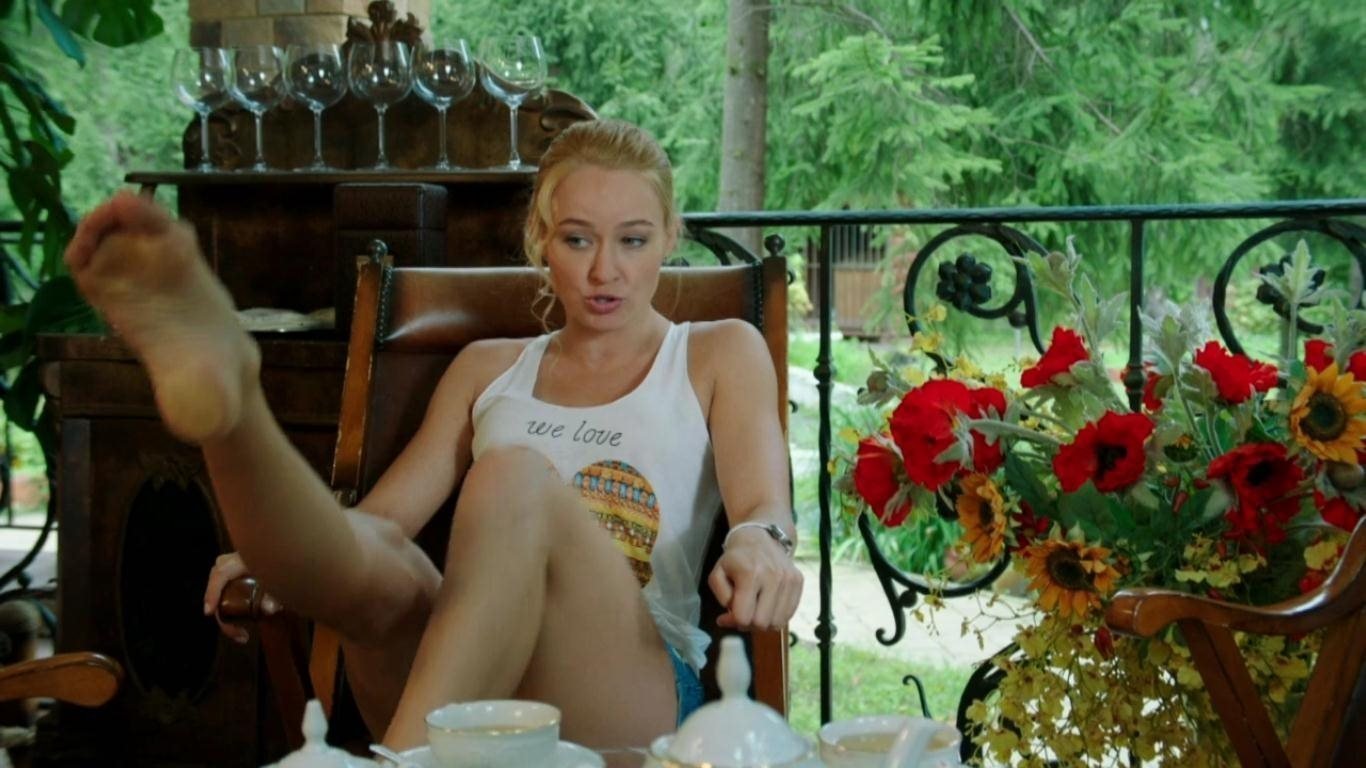 Смешная фотка из сериала, на которой Панина тянет свои стройные ножки.