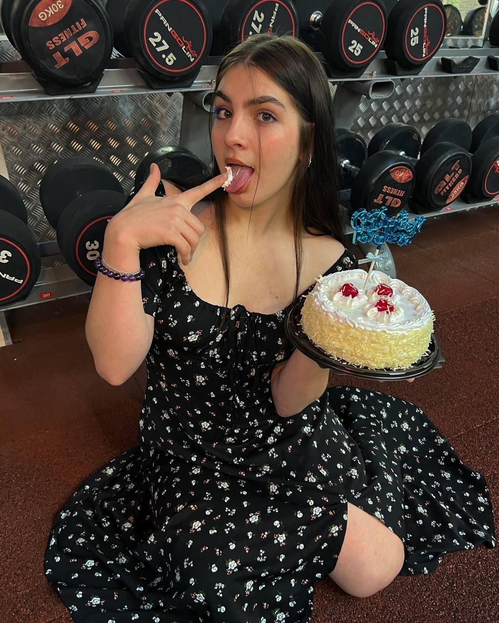 Бусинка эротично ест торт.