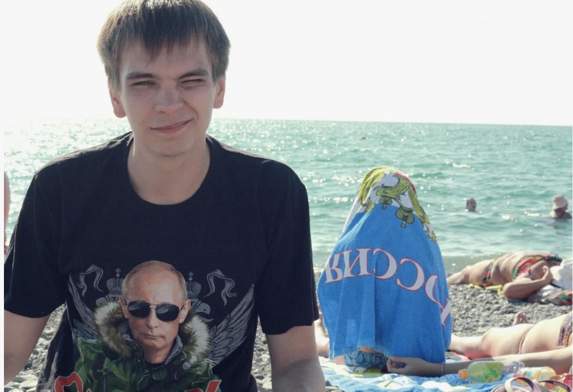 Юношеские патриотические снимки Славы КПСС с отдыха на море в майке с Путиным. Юношеские патриотические снимки Славы КПСС с отдыха на море в майке с Путиным.