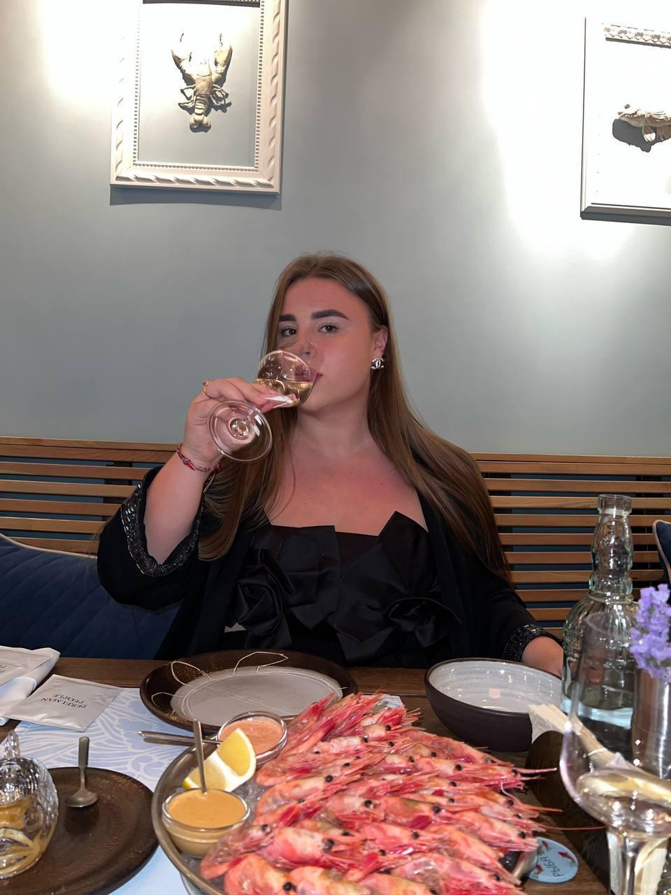 Снимок из кафе, за поеданием креветок и питьём шапанского. Снимок из кафе, за поеданием креветок и питьём шапанского.