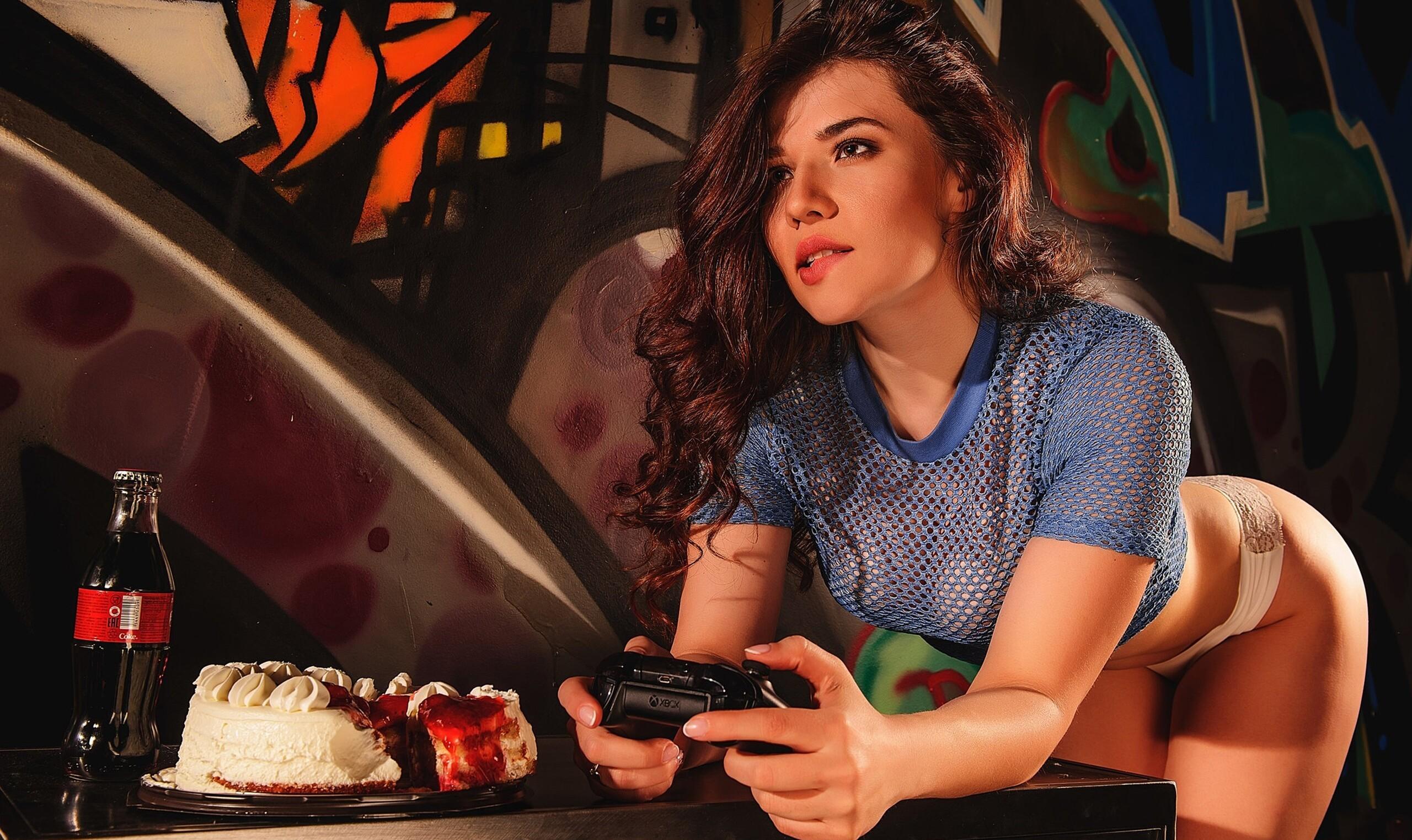 Секси Даша Островская на фото в купальнике.