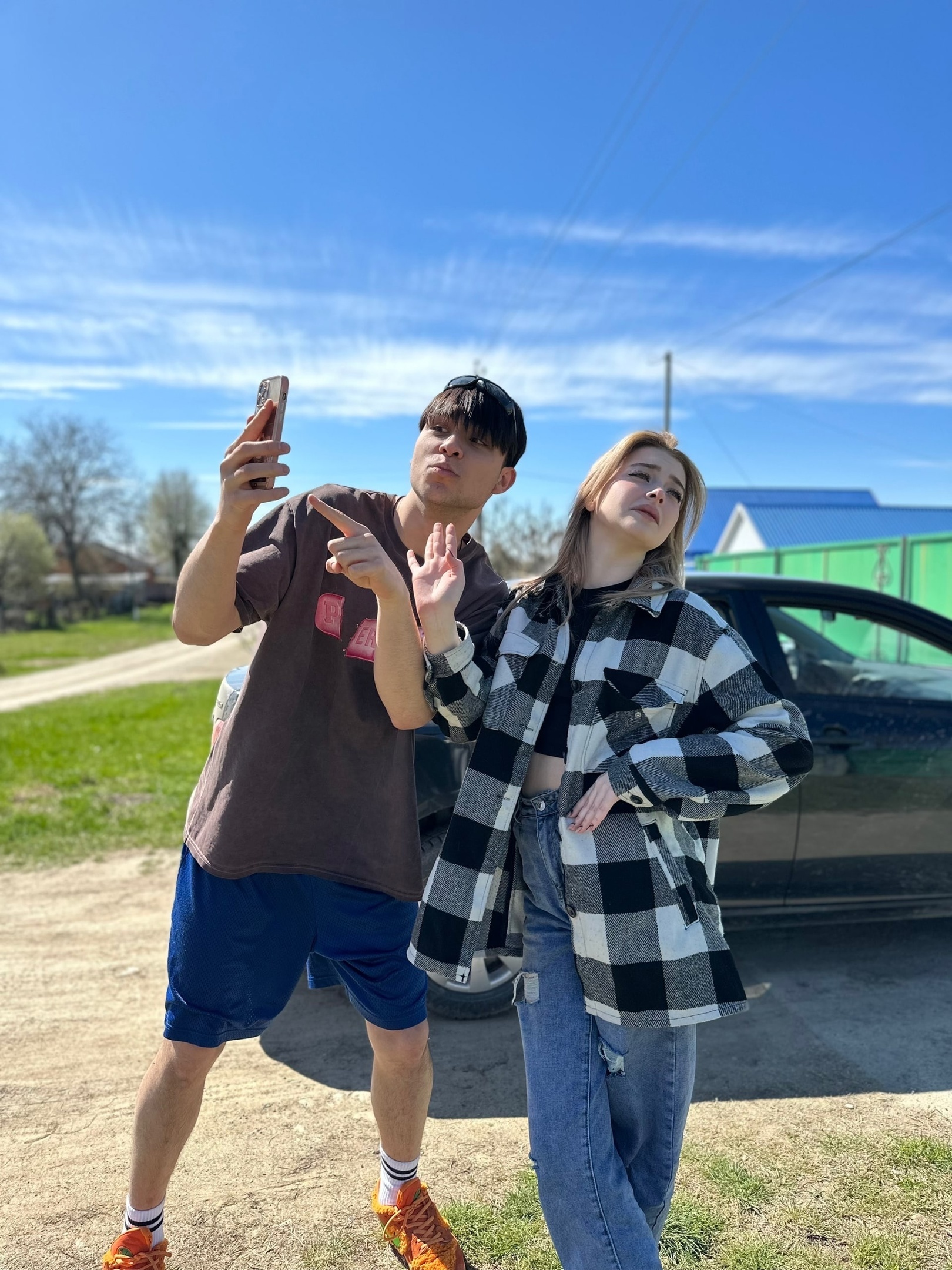 Милана - 15 летняя блогерша Женя - 19-летний блогерша и певец. Милана - 15 летняя блогерша Женя - 19-летний блогерша и певец.