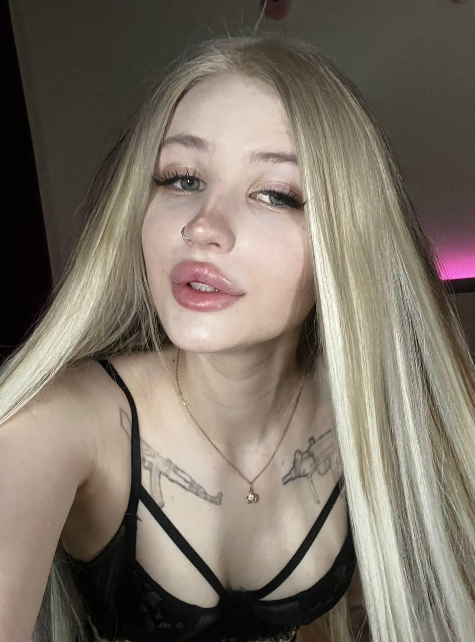 2 татуировки с атоматами возле груди. 2 татуировки с атоматами возле груди.