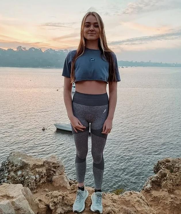 V-gan Booty на фото в обтягивающем спортивном костюме на фоне моря. V-gan Booty на фото в обтягивающем спортивном костюме на фоне моря.