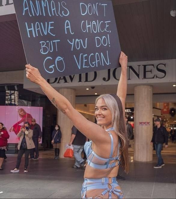 Ещё один кадр с акции Таш Петерсон, в секси костюме в бдсм стиле. Ещё один кадр с акции Таш Петерсон, в секси костюме в бдсм стиле.