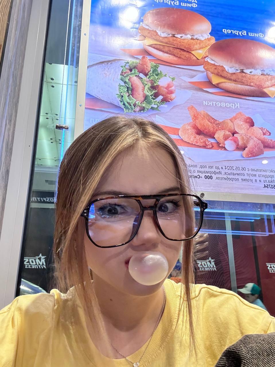 Ещё один угарный снимок в огромных очках и с надутой жевачкой. Ещё один угарный снимок в огромных очках и с надутой жевачкой.