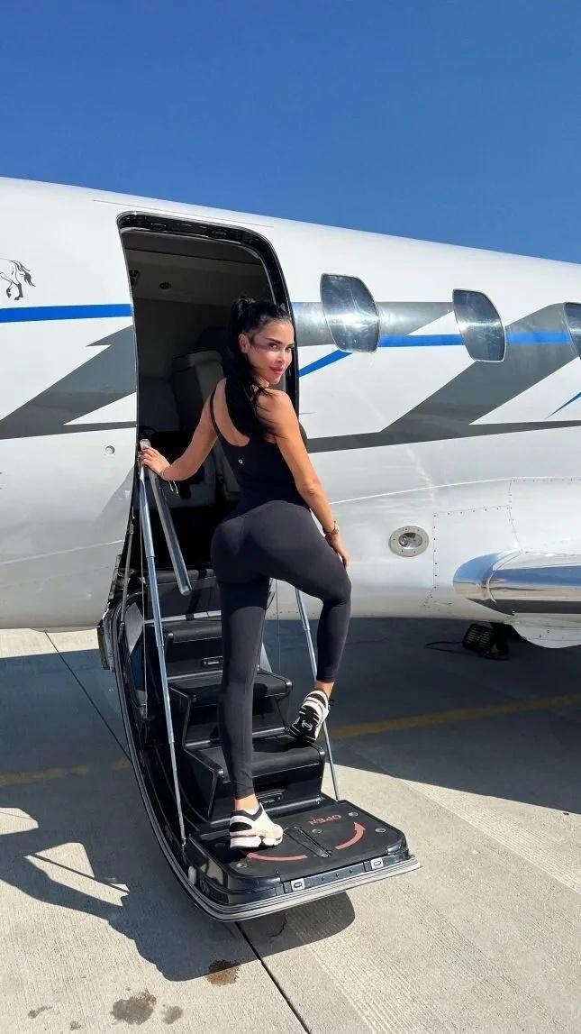 Кадр спортивной фитоняшки Бако на рапе в самолёт.