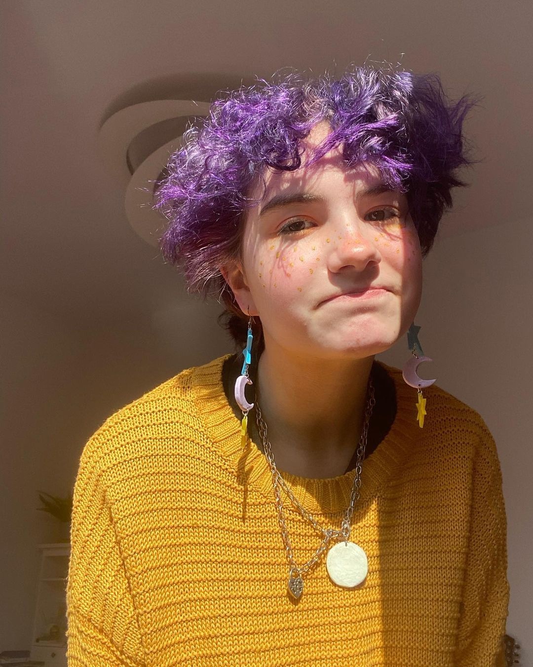 А тут наша героиня в жёлтой кофте и с фиолетовыми волосами. А тут наша героиня в жёлтой кофте и с фиолетовыми волосами.