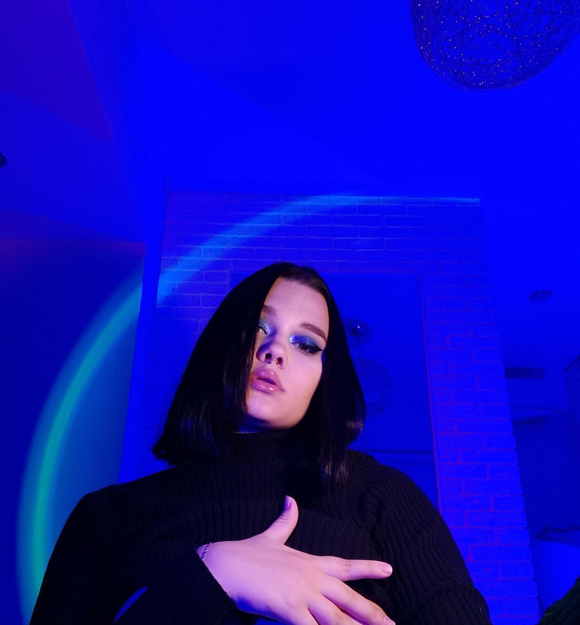 Фото кейт на синем фоне.