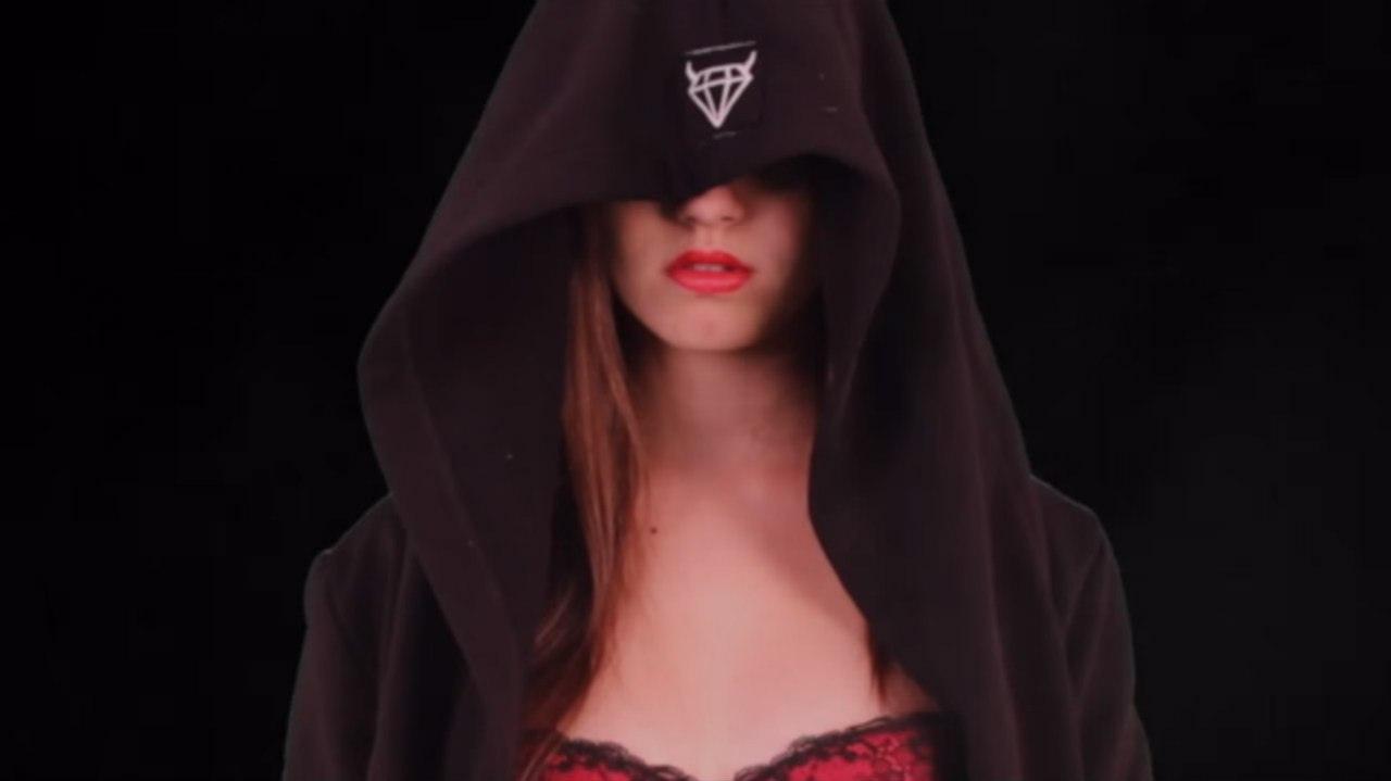 Арина в чёрном балахоне с капюшоном на чёрном фоне. Арина в чёрном балахоне с капюшоном на чёрном фоне.